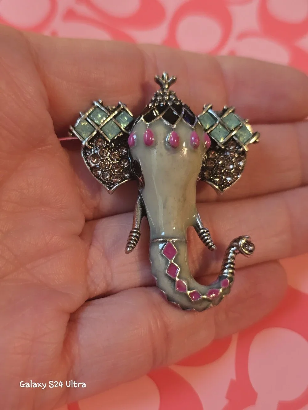 Beautiful Elephant Brooch NEW